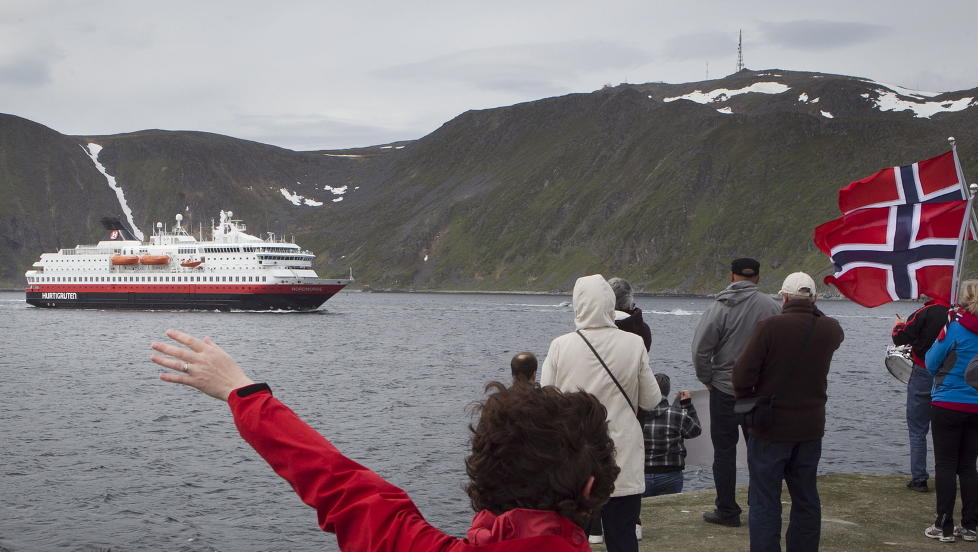 8040 MINUTTER: I fem og et halvt d�gn av 2011 var MS Nordnorge selve tv-stjernen i Norge. Den seilte og seilte og seilte, og i romjula seilte og seilte og seilte den jammen i reprise ogs�. FOTO: HEIKO JUNGE/SCANPIX