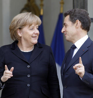 MERKOZY: Den veien, nei, den veien. Angela Merkel og Nicolas Sarkozy har slitt med � f�re Europa ut av Euro-krisa. Foto: Remy de la Mauviniere/AP