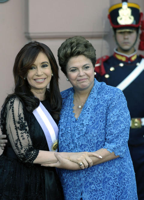 KVINNELIG MAKT: Dilma Rousseff overtok som Brasils f�rste kvinnelige president 1. januar og 23. oktober ble Cristina Fern�ndez gjenvalgt. Hun var fra f�r av den f�rste folkevalgte kvinnelige presidenten i Argentina. Foto: Juan Mabromata/AFP