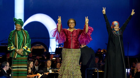 FREDSPRISVINNERNE: Ellen Johnson Sirleaf, Leymah Gbowee og Tawakkol Karman ble hyllet i Oslo Spektrum under fredspriskonserten. Foto: Odd R. Andersen/AFP