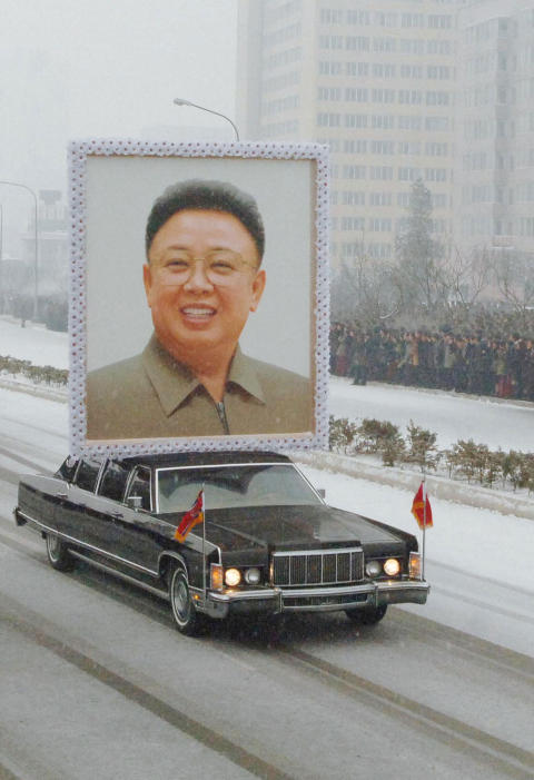 IKKE S� BESKJEDENT: Nord-Koreas Kim Jong-il ble i romjula hedret med en relativt ubeskjeden seremoni i hovedstaden Pyongyang. Foto: Kyodo/AFP
