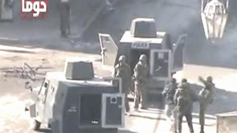 500 000 DEMONSTRERTE: Denne videoen viser en mann som blir mishandlet av sikkerstyrker i Duma. Rundt 250 000 mennesker samlet seg p� 74 ulike steder bare i den nordvestre provinsen Idlib, if�lge menneskerettsgruppa SOHR. I tillegg skal mer enn 60.000 syrere ha m�tt opp for � demonstrere i Damaskus gater. Dette bildet er tatt fra en film som ble postet i sosiale medier.  Foto: SCANPIX