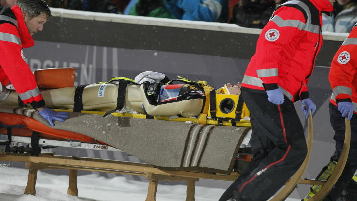 UT P� B�RE: Tom Hilde ble b�ret bort fra omr�det p� b�re etter et fall i den andre omgangen. 
Foto: Terje Bendiksby / Scanpix