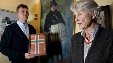 FAMILIEMINNE: Annie de Mora (79) og sønnen Erik studerer det norske flagget som fulgte Robert F. Scotts ekspedisjon til Sydpolen. I bakgrunnen henger portrettet av Annies mormor som sydde flagget og ga det til Tryggve Gran, som var skiinstruktør for Robert F. Scotts ekspedisjon til Antarktis. Foto: Øistein Norum Monsen / DAGBLADET FAMILIEMINNE: Annie de Mora (79) og sønnen Erik studerer det norske flagget som fulgte Robert F. Scotts ekspedisjon til Sydpolen. I bakgrunnen henger portrettet av Annies mormor som sydde flagget og ga det til Tryggve Gran, som var skiinstruktør for Robert F. Scotts ekspedisjon til Antarktis. Foto: Øistein Norum Monsen / DAGBLADET