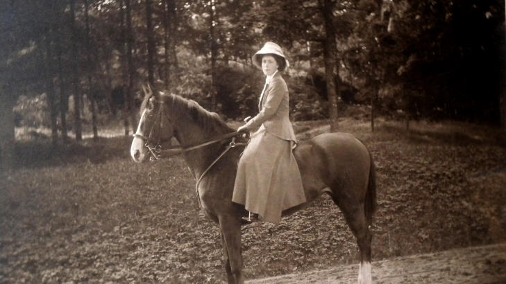 SYDDE FLAGG: Annie Talén (bildet) var god venn av Tryggve Gran og sendte et hjemmesydd norsk flagg med ham til Antarktis. Foto: Privat. SYDDE FLAGG: Annie Talén (bildet) var god venn av Tryggve Gran og sendte et hjemmesydd norsk flagg med ham til Antarktis. Foto: Privat.