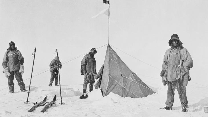 SLÅTT: Da Robert F. Scott (til venstre) og hans menn nådde Sydpolen i januar 1912, oppdaget de at nordmannen Roald Amundsen hadde vært der 33 dager tidligere. Bildet er del av utstillingen til Scott Polar Research Institutes ved universitetet i Cambridge. Foto: AFP/SPRI/LIEUTENANT HENRY BOWERS SLÅTT: Da Robert F. Scott (til venstre) og hans menn nådde Sydpolen i januar 1912, oppdaget de at nordmannen Roald Amundsen hadde vært der 33 dager tidligere. Bildet er del av utstillingen til Scott Polar Research Institutes ved universitetet i Cambridge. Foto: AFP/SPRI/LIEUTENANT HENRY BOWERS