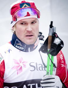Satte staven mellom skia og brakk tommelen