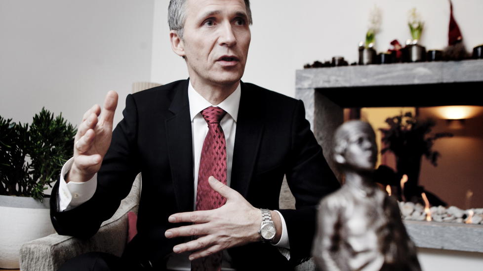 �rets navn: Statsminister Jens Stoltenberg fikk i g�r �rets navn-statuetten av Dagbladets sjefredakt�r John Arne Markussen. Foto: Sveinung U. Ystad, Dagbladet