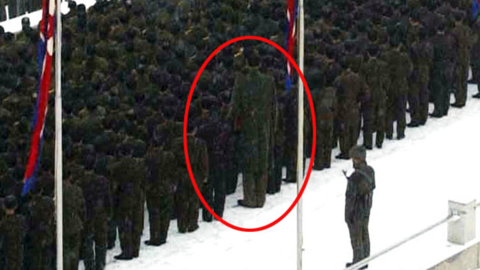 GIGANT: Den nord-koreanske soldaten er ti hoder h�yere enn alle andre.