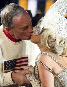 Lady Gaga kysset borgermesteren foran flere hundre tusen tilskuere