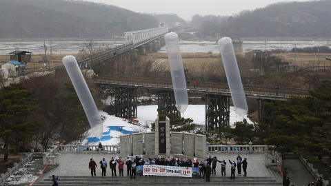 PROTESTER: S�rkoreanere sender her opp ballonger med protestflyveblader. Foto: Ahn Young-joon/AP