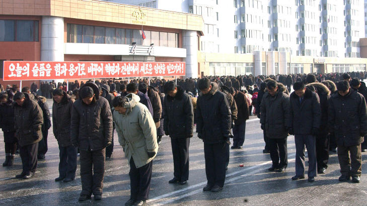 LYDH�RE: Nordkoreanske borgere under begravelsesseremonien for Kim Jong-il. Foto: Korean Central News Agency/AP