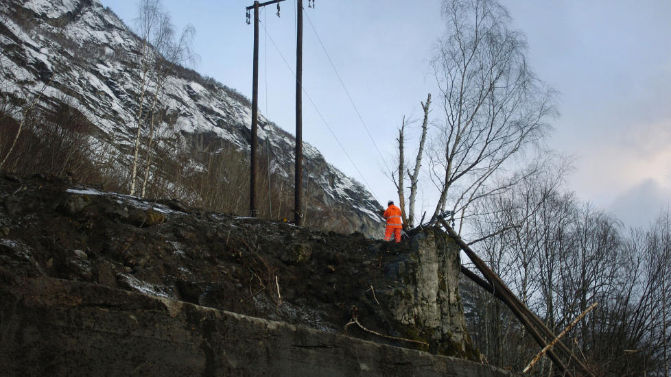 STR�MPROBLEMER: 

Store mannskaper har v�rt ute for � reparere str�mnettet etter juleorkanen.
Dette bildet ble tatt ved Flo i Stryn i etterkant av orkanens herjinger. 

FOTO: Fridgeir Walderhaug / Dagbladet