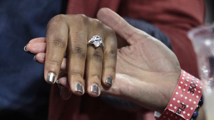 VISTE FRAM RINGEN: Savannah Brinson viste fram forlovelsesringen hun fikk av LeBron James, da hun stilte p� basketstjernens kamp dagen etter at hun takket ja til forlovelsen. Foto: Alan Diaz/Ap/Scanpix