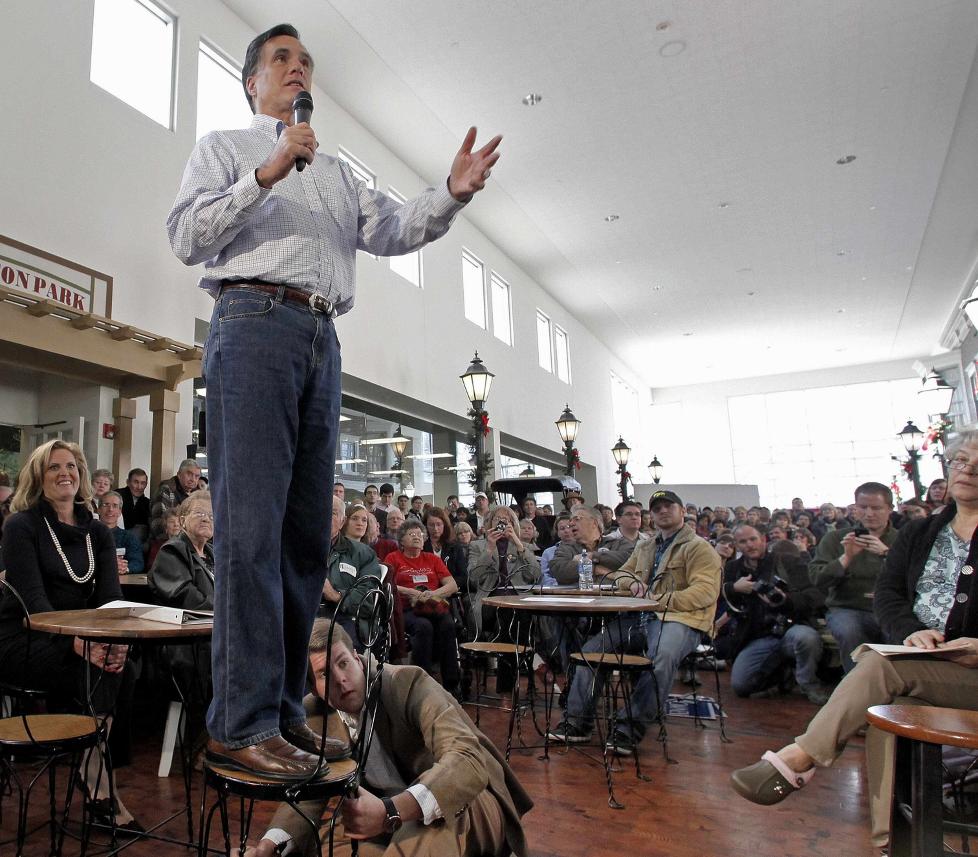 I TET: Mitt Romney som her taler p� et kampanjem�te i Mason City i Iowa, leder if�lge meningsm�lingene kampen blant republikanerne om � bli presidentkandidat. (AP Photo/Charlie Riedel)