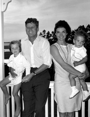 John F. Kennedy jr. ba Madonna posere som moren