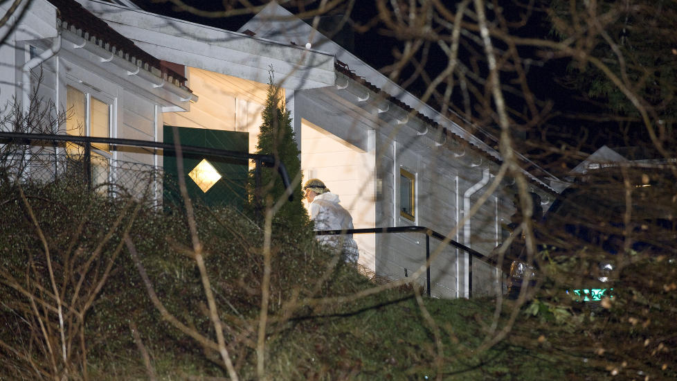 FUNNET D�D: Krimteknikere p� vei inn i leiligheten i natt, etter at en 98 �r gammel kvinne ble funnet d�d med store skader mot hodet. Foto: Tor Erik H. Mathiesen