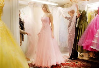 Prinsessefabrikken: H�nefoss-jenta Vilde Lantz (over) var fast bestemt p� at hun skulle ha mellombl� kjole. Det var f�r Nadia fikk henne inn i en babyrosa transe.