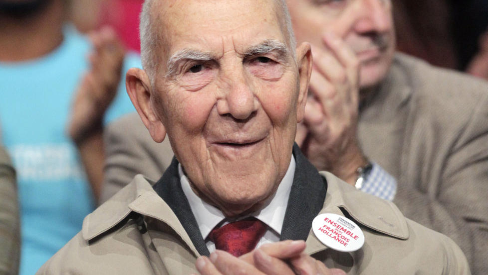 MILLIONOPPLAG: Stephane Hessel (93) har skrevet en pamflett som har solgt i millionopplag b�de i Frankrike og en rekke andre europeiske land. Hans budskap er utvetydig: Gi de politiske lederne motstand. Foto: SCANPIX /  AFP PHOTO / JOEL SAGET