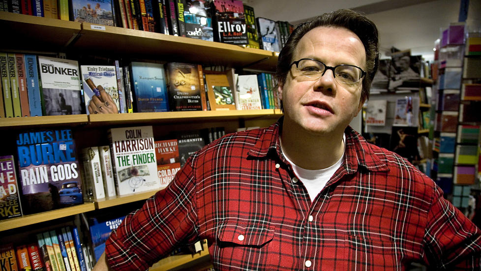 POPUL�R POET: Terje Thorsen p� sin daglige arbeidsplass i Tronsmos Bokhandel. Han er ute med sin tredje diktsamling. Som poet betraktet er han blitt den rene bestselger, med nesten utsolgte opplag av samtlige b�ker.  Foto: Anders Gr�nneberg