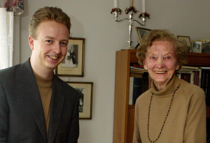 HADDE ORDF�REREN P� BES�K: For seks �r siden hadde drapsofferet Hilda Feste (98) bes�k av Os' ordf�rer Terje S�viknes. Foto: ODDMUND LUNDE / DAGBLADET
