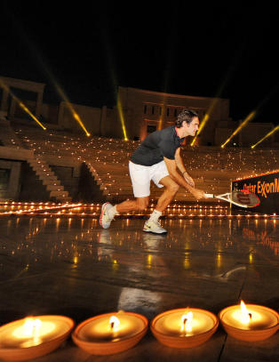 Her spiller Federer tennis blant 4000 stearinlys