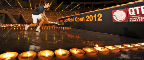 Her spiller Federer tennis blant 4000 stearinlys