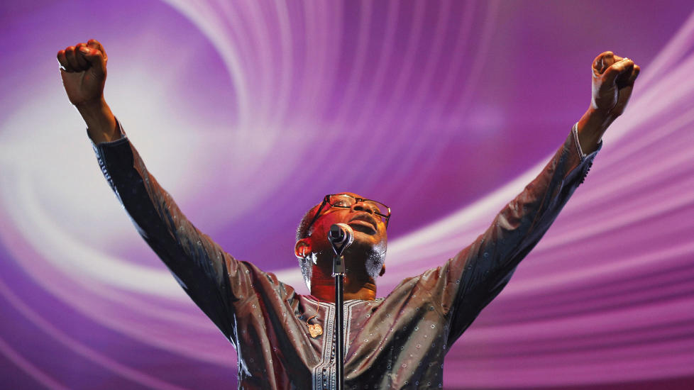 N'DOUR FOR PRESIDENT?: Den senegalesiske sangeren Youssou N'Dour vil bli president i hjemlandet. Her under konserten Africa Celebrates Democracy i Tunisia i november i fjor, som hyllet ungdommene som deltok i den arabiske v�ren. Foto: Anis Mili/REUTERS