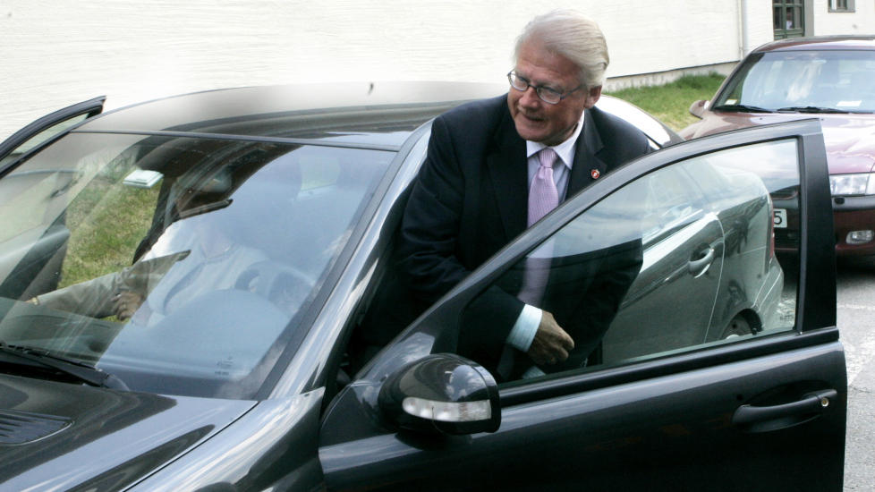FRATATT F�RERKORTET: Tidligere har kona Eli hatt uhell bak rattet. Denne gangen var det Carls tur. N� er han fratatt f�rerkortet. 
Her forlater de Gardermoen i bil etter avslutningen av landsm�tet i 2006. Foto: Morten Holm / SCANPIX