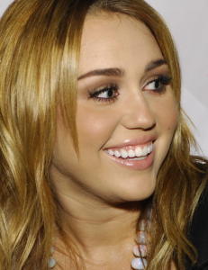 Se Miley Cyrus lure Khloe Kardashian med frekk penisspøk