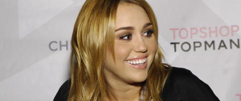 Se Miley Cyrus lure Khloe Kardashian med frekk penisspøk