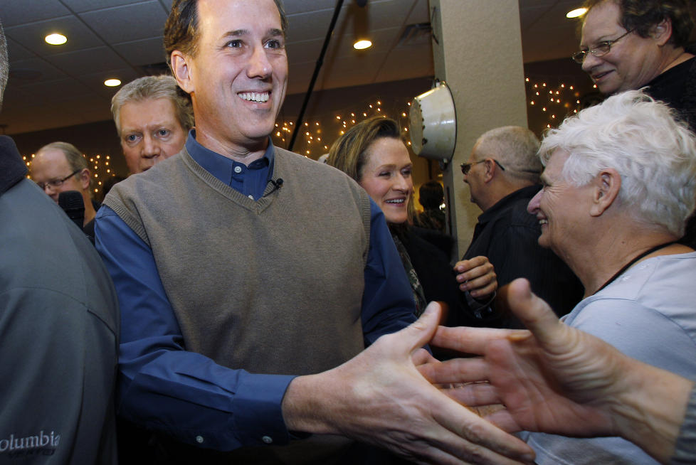  SJARMOFFENSIV:  Rick Santorum har brukt mye tid i Iowa de siste ukene. Her hilser han p� en av sine potensielle velgere. Foto: AP Photo/Eric Gay