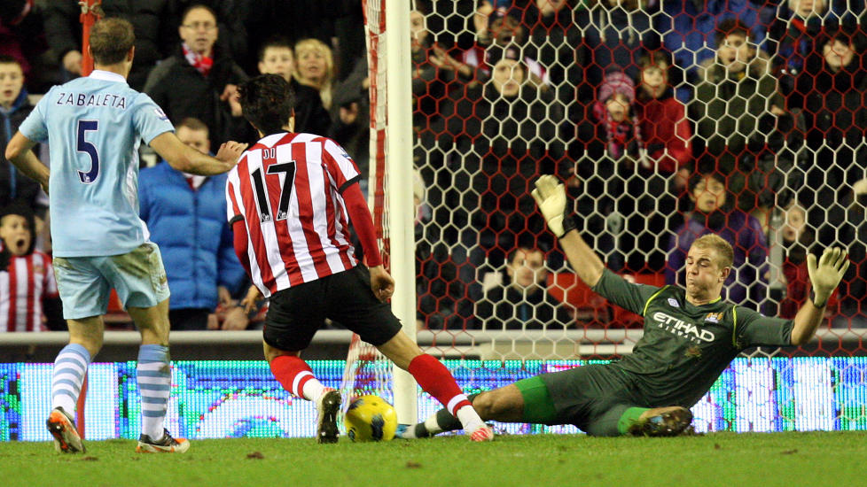 NEDTUR: Sunderlands Ji Dong-won runder Joe Hart og setter inn vinnerm�let p� overtid f�rste nytt�rsdag. N� venter tre t�ffe kamper p� ni dager for City. Foto: Scott Heppell, AP/Scanpix