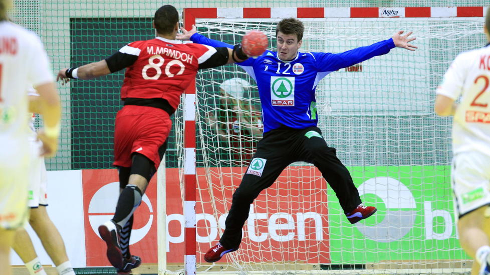 TAP: Keeper Ole Erevik i duell med Mohamed Shebib under landskampen i h�ndball mellom Norge og Egypt i Terningen Arena p� Elverum.

Foto: Cornelius Poppe / SCANPIX