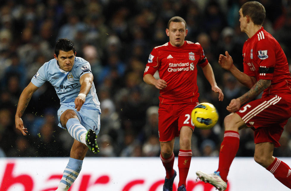 N�DEL�SE: Pepe Reina glapp inn dette skuddet fra Sergio Aguero etter ti minutter, og Manchester City fortsatte i samme n�del�se spor.Foto: SCANPIX/REUTERS/Phil Noble