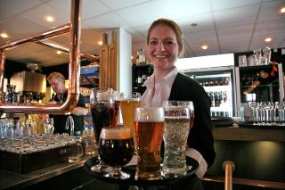 DET ER SERVERT: Claus S�gaard (bak tappet�rnet) og Jane Bro Andersen i S�gaards Bryghus i Aalborg har et anselig antall �l � velge mellom. Foto: ODD ROAR LANGE