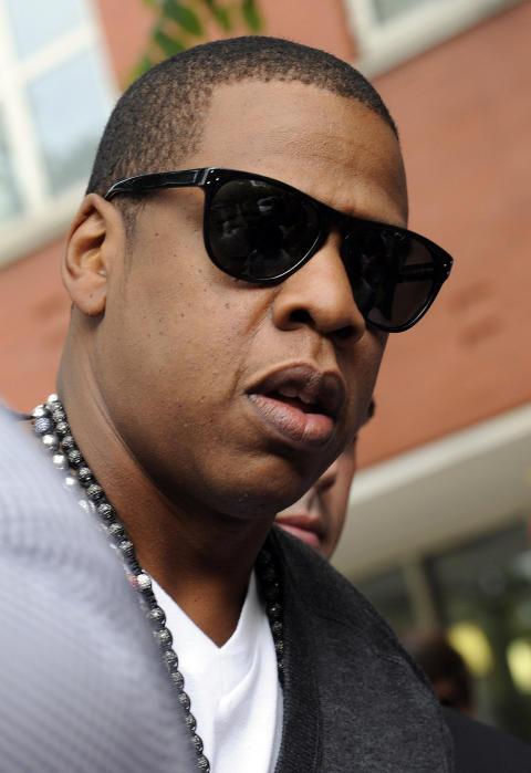 SHAMBALLA-SMYKKE: Rapper-mogulen Jay-Z har ikke bare Shamballa-armb�nd, men smykker ogs�. Her med to av dem. Foto: Scanpix
