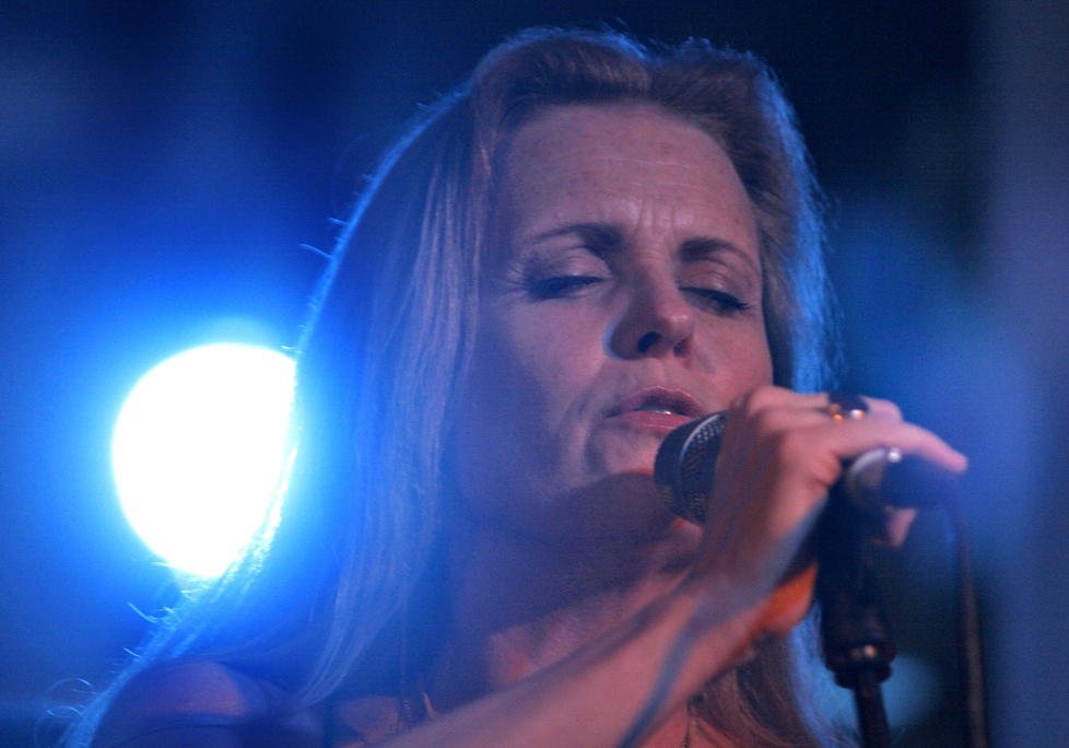 TIERNEY SUTTON: Den amerikanske sangeren Tierney Sutton under konserten i Smeltehytta ved Kongsberg Jazzfestival i 2008. Hennes og bandets nye album, �American Road� gj�r �nsket om et returbes�k aktuelt. FOTO: BJ�RN-OWE HOLMBERG/DAGBLADET