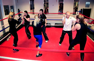 T�FF TRENING: Ved Mudo Gym og Kampsport p� Torshov i Oslo startet de i �r med et nytt treningskonsept kalt �Fit & Safe�. Her underviser instrukt�r Fredrik Bjertn�s de fem ivrige jentene Thea Stensrud (27), Sonja Wikberg (20), Karianne Heien (31), Silje Vides Jorden (18) og May Helen Forsberg (39). Foto: Jacques Hvistendahl.