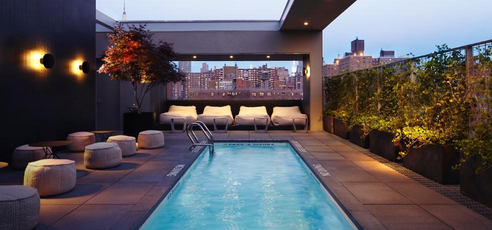 MORSOMT P� MANHATTAN: Hotel Americano byr p� b�de sv�mmebasseng og rom med madrasser nesten nede p� gulvet.