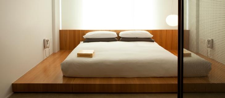 HOTEL AMERICANO: Det gir rommet en helt spesiell atmosf�re med madrasser p� lav treplatting.