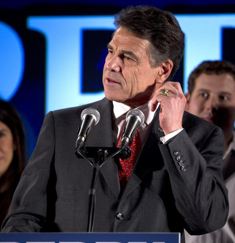 USIKKER: Rick Perry kom p� femteplass i Iowa og dro i dag hjem til Texas, f�r han etter Bachmanns kunngj�ring likevel valgte � fortsette valgkampen.