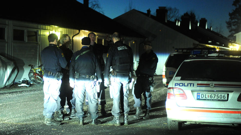 KNIVDRAMA:  En mann, som skal ha v�rt kledd som en postmann og bev�pnet med kniv, angrep en kvinne i Hovetbakken i Porsgrunn i ettermiddag. Foto: Fredrik Pedersen / Varden