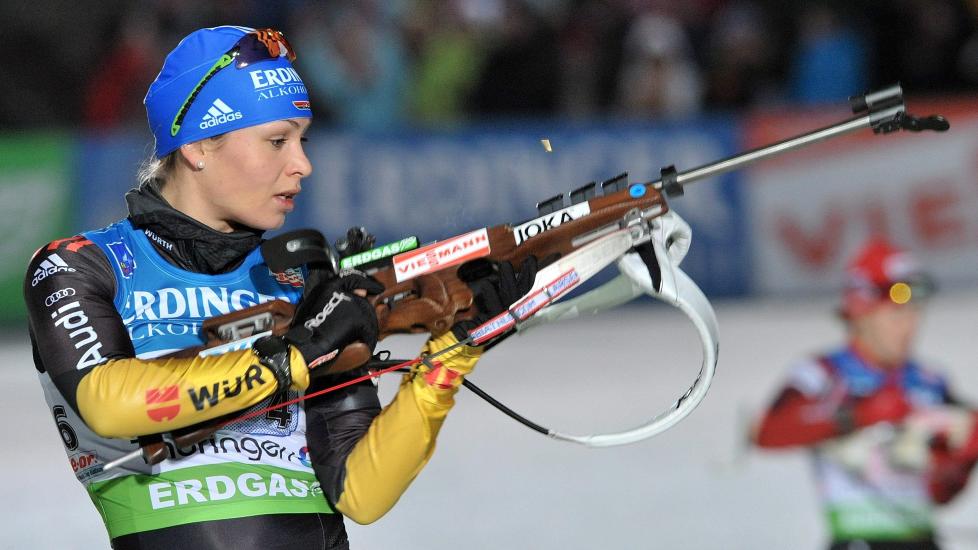 SPRAKK: Magdalena Neuner bommet p� sine fem f�rste skudd p� siste skyting, og mistet seieren p� stafetten.Foto: SCANPIX/EPA/MARTIN&nbsp;SCHUTT