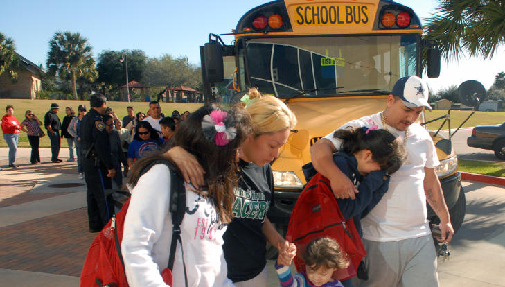 TRAGISK: Foreldre og skoleelver s�rger etter at en skoleelev ble skutt og drept av en politimann i en skole i Texas. Foto: AP/BROWNVILLE HERALD/PAUL CHOUY/SCANPIX