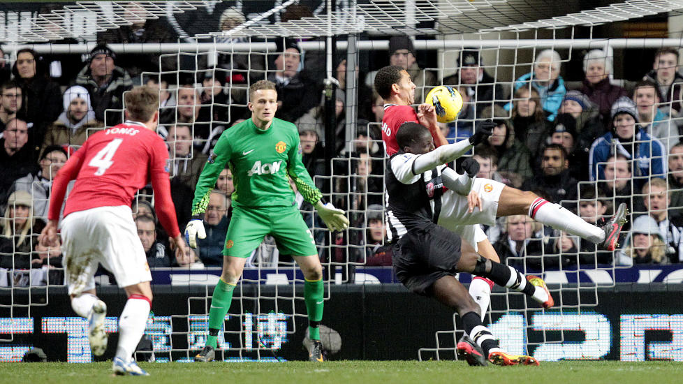 PERLE NUMMER EN: Demba Ba lurte skuddet forbi Rio Ferdinand, og ballen gikk i en nydelig bue over Anders Lindegaard og i motsatt hj�rne.Foto: SCANPIX/AFP/GRAHAM STUART