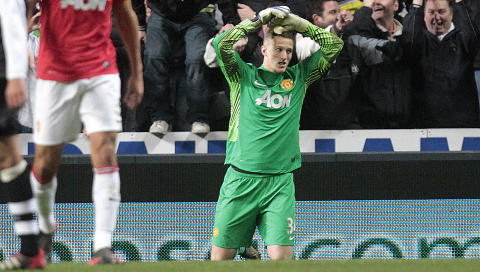 D�RLIG KVELD: Anders Lindegaard etter selvm�let som ga 0-3.Foto: SCANPIX/AFP/GRAHAM STUART