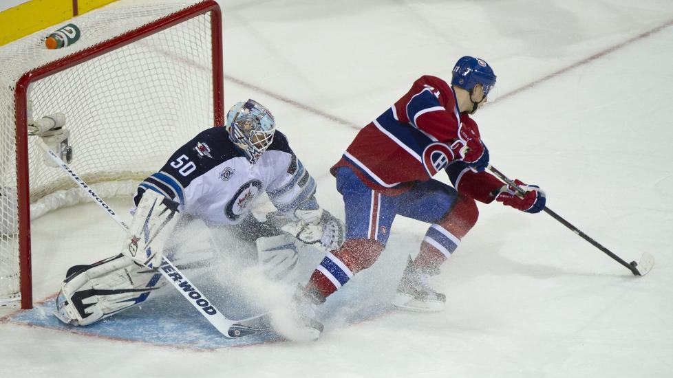 IS-DANSKE: Montreal Canadiens' Lars Eller scoret med en backhand p� straffeslag mot Winnipeg i natt. Foto: AP/The Canadian Press, Paul Chiasson