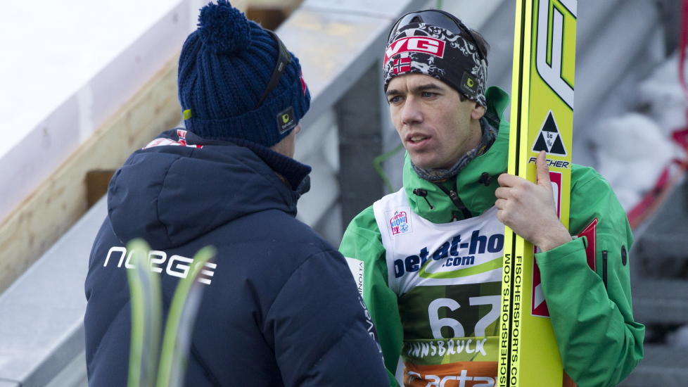 VIL ENDRE IGJEN: Norges hopptrener Alexander St�ckl (med ryggen til) og Anders Bardal mener de relativt nye hoppreglene er modne for utskifting igjen. 
Foto: Terje Bendiksby, Scanpix