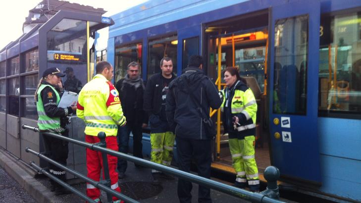 PÅ HOLDEPLASS: Knivdramaet skjedde på trikkelinje nummer 13, på Solli vest i Oslo sentrum. Politi og ambulanse var raskt på plass. Foto: ODD ROAR LANGE / DAGBLADET PÅ HOLDEPLASS: Knivdramaet skjedde på trikkelinje nummer 13, på Solli vest i Oslo sentrum. Politi og ambulanse var raskt på plass. Foto: ODD ROAR LANGE / DAGBLADET
